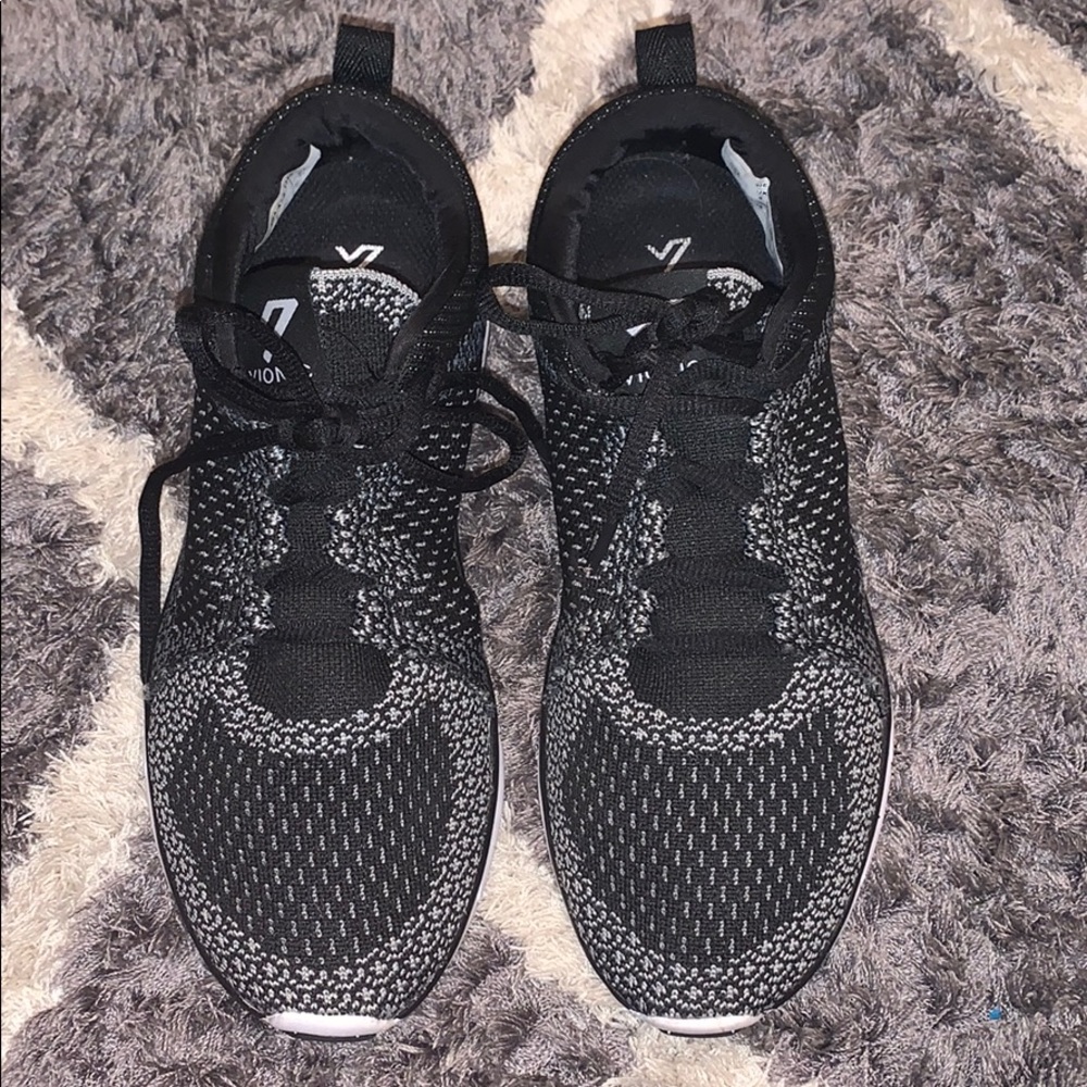 Vionic tennis shoes